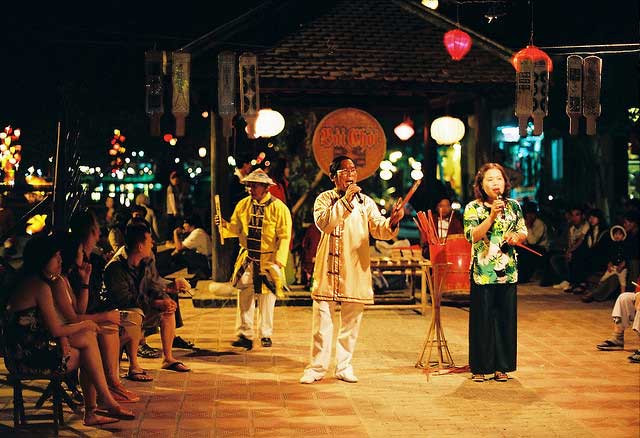 Hát bài chòi trong lễ hội hoa đăng Hội An