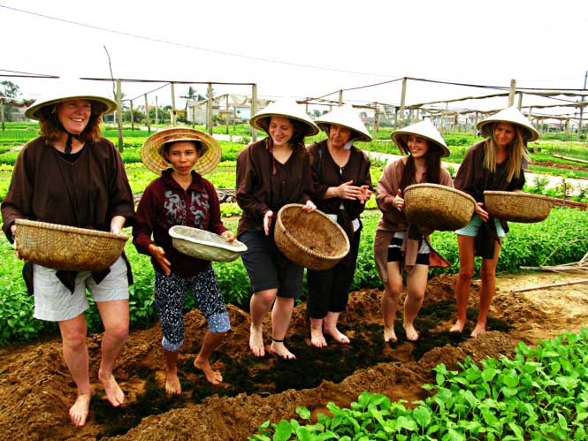 Trải nghiệm mặc đồ nông dân, dép lê, nón lá tại làng rau trà quế Hội An