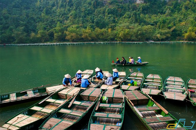 phương tiện đường thủy giữa núi rừng hùng vỹ tràng an ninh bình