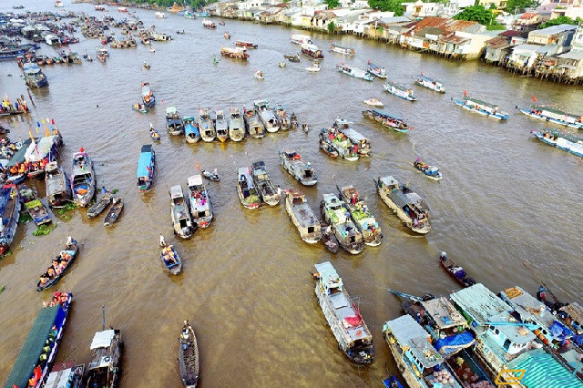 Review du lịch Cần Thơ di chuyển bằng tàu ghe ở cần thơ